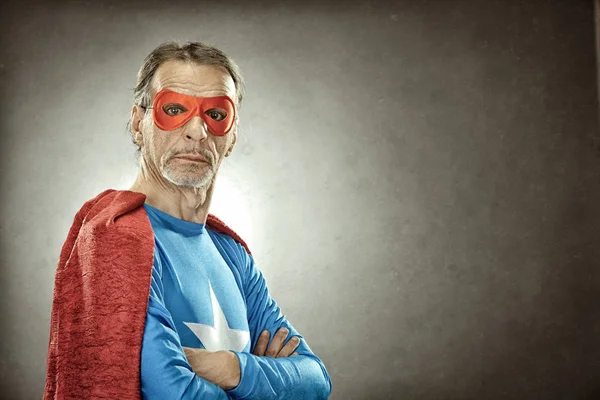 Uomo anziano supereroe in costume blu — Foto Stock