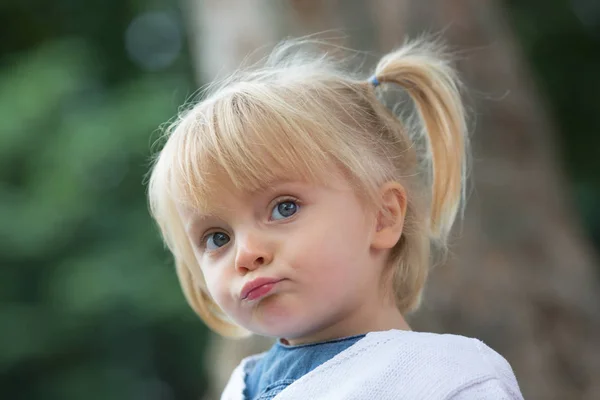 Ciddi düşünme veya üzgün genç bebek — Stok fotoğraf