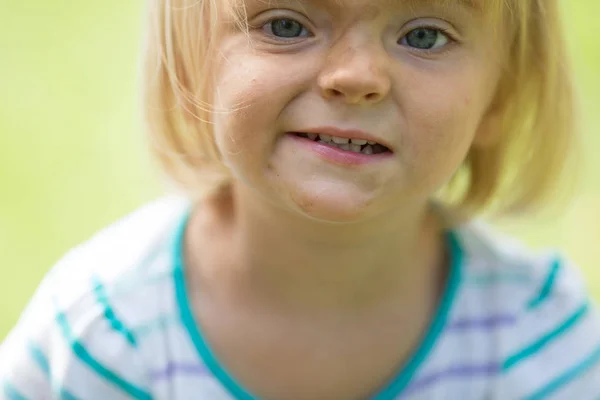 Meisje met vuile gezicht dicht buiten — Stockfoto