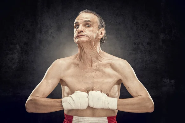 Zabawny stary bokser portret Pokaż mięśni isolted na czarno — Zdjęcie stockowe