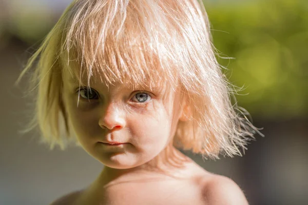Poważne myślenie lub smutny młode dziecko kaukaski Blondynka prawdziwych ludzi dziewczyna blisko portret odkryty — Zdjęcie stockowe