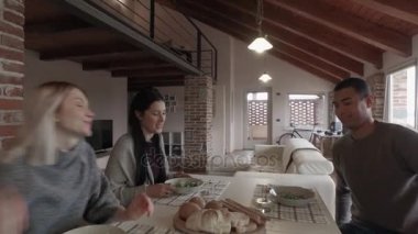 bakış açısı çok ırklı dost insanları modern evde birlikte yemeğe. 4 k Pov video çekim