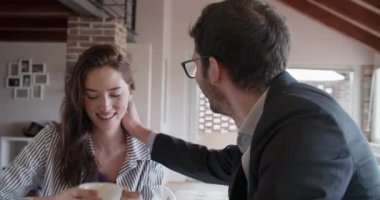 Genç çift İtalyan kahvaltısı kapalı modern endüstriyel evde yerken konuşmayı seviyorum. 4 k el video çekim