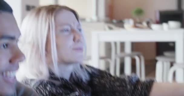 amis multiethniques ou couple amoureux les gens aiment se détendre en jouant à des jeux vidéo et en s'amusant à l'intérieur dans la maison industrielle moderne. Vidéo de gros plan portable 4k prise de vue 