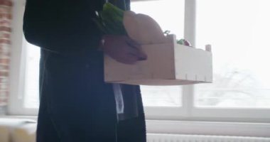 bakkal mal gibi sebze ve meyve modern endüstriyel ev kapalı alışveriş genç siyah adam eve döndü. 4k el video atış kapatın