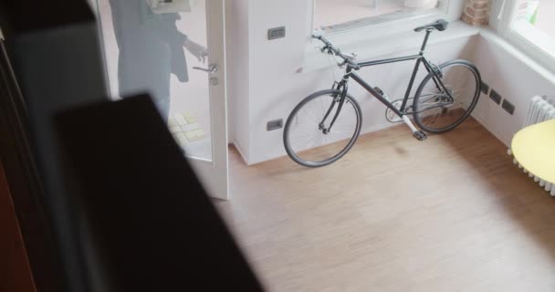 Jonge zwarte man terug naar huis van het winkelcentrum met supermarkt goederen zoals groenten en fruit binnen in moderne industriële huis. 4 k handbediende slowmotion bovenaanzicht overhead video schot — Stockvideo