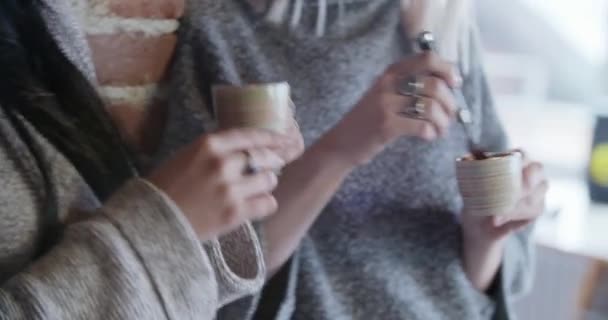 deux femmes amis les gens parlent tout en buvant café expresso intérieur dans la maison industrielle moderne. Femme blonde qui parle. Vidéo portable 4k prise de vue 