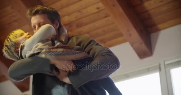 Moderne familie vader knuffels en speel met zijn zoon of dochter binnen in moderne industriële huis. Kaukasische. 4k handbediende close-up video schot — Stockvideo