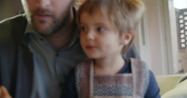 Moderna niña de la familia desayunando con papá en el interior de la casa industrial moderna. Caucásico. 4k cámara lenta de mano primer plano de vídeo de disparo — Vídeos de Stock