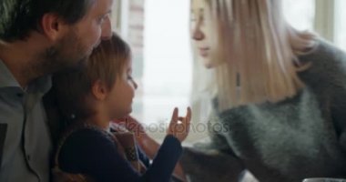 Kahvaltı baba kapalı ile modern endüstriyel evde modern aile küçük kız. Beyaz. 4 k el ağır çekim video atış kapatın