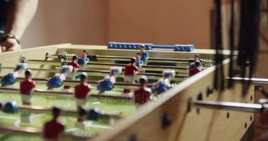 çok ırklı grup arkadaşları ve masa futbolu oynayan çocuk. modern endüstriyel evde kapalı. 4 k el yavaş hareket ayrıntısı video çekim