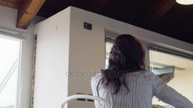 adam acele İtalyan kahvaltısı kapalı modern endüstriyel evde onun kız arkadaşı öpüşme işe gitmek için bisiklet al. 4 atış k video
