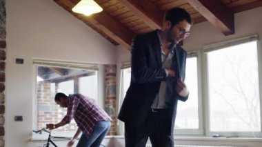Kahvaltı ve iş için hazır modern endüstriyel evde kapalı Başlarken çok ırklı dost insanları. İşadamı ve bisiklet kullanın. 4 atış k video