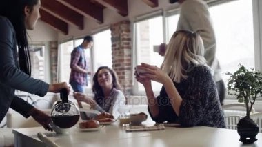 Kahvaltı ve iş için hazır modern endüstriyel evde kapalı Başlarken çok ırklı dost insanları. İşadamı ve bisiklet kullanın. 4 k el üstten görünüm ek yükü video çekim