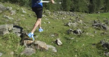 dağ ormanda, köylerde çalışan beyaz iz runner. 4k çekim geniş arka video gimbal