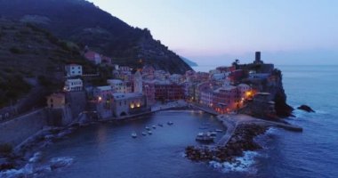seyahat Simgesel Yapı hedef Vernazza, Akdeniz kasaba Cinque terre Milli Parkı, Liguria, İtalya Hava görünümünü. Şafak mavi saat gece sahne önce. 4 k hava uçak ileri video çekim