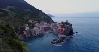 seyahat Simgesel Yapı hedef Vernazza, Akdeniz kasaba Cinque terre Milli Parkı, Liguria, İtalya Hava görünümünü. Şafak mavi saat gece sahne önce. 4 k hava uçak ileri video çekim