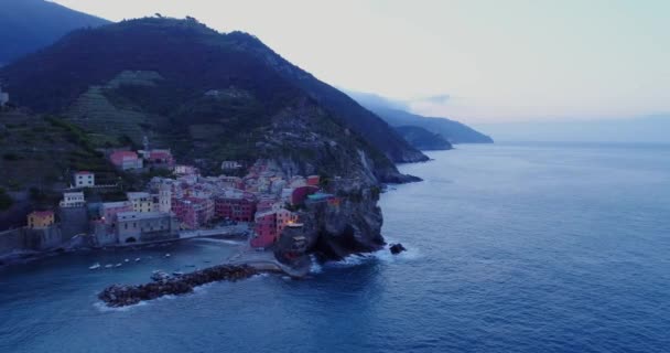 Luchtfoto van landmark reisbestemming Vernazza, een klein stadje van de Middellandse Zee, Cinque terre National Park, Ligurië, Italië. Vóór dageraad blauwe uur nachtscène. 4 k luchtfoto drone baan video schot — Stockvideo