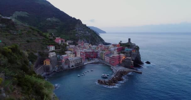 Vista aérea do destino de referência de viagem Vernazza, uma pequena cidade marítima mediterrânea, Parque Nacional Cinque terre, Ligúria, Itália. Antes do amanhecer cena noite hora azul. 4k drone aéreo para a frente vídeo tiro — Vídeo de Stock