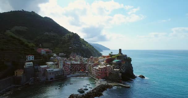 Vista aérea del destino turístico Vernazza, una pequeña ciudad del mar Mediterráneo, Parque Nacional Cinque terre, Liguria, Italia. Mañana con sol y nubes. Captura de vídeo de drones aéreos 4k — Vídeo de stock