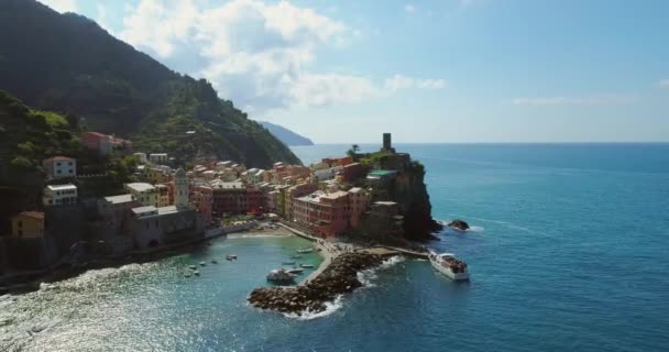 Luftaufnahme der Reise Wahrzeichen Ziel vernazza, eine kleine Stadt am Mittelmeer, Cinque Terre Nationalpark, Ligurien, Italien. sonnig, Touristenboot im Hafen. 4k Drohnenumlaufvideo aus der Luft aufgenommen — Stockvideo