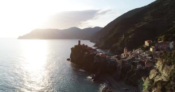 Luchtfoto van landmark reisbestemming Vernazza, een klein stadje van de Middellandse Zee, Cinque terre National Park, Ligurië, Italië. Zonsondergang met cloud en flare. 4 k luchtfoto drone neerwaarts video schot — Stockvideo