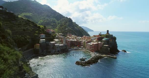 Luchtfoto van landmark reisbestemming Vernazza, een klein stadje van de Middellandse Zee, Cinque terre National Park, Ligurië, Italië. Ochtendzon en wolken. 4k slow motion 60 fps drone baan video schoten — Stockvideo