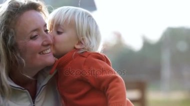 sarışın çocuk öpücük anne kış döneminde açık