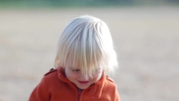 Lachende blond kind spelen buiten in de winter — Stockvideo