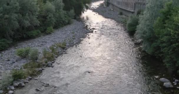 오래 된 작은 강 따라 공장 보기 — 비디오