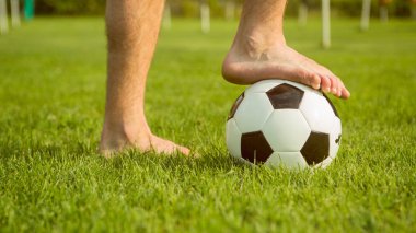 adam futbol topu açık yalınayak hazırlamak dostluk maçı oynamak için