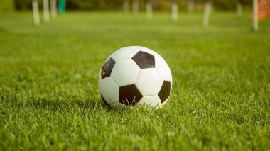 Futbol topu yaz gün önce dostluk maçı çim alanda yalan