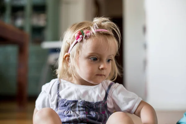 Poważne smutne lub myślenia młody dziecko kaukaski blond dziewczyna portret opaska na sobie w domu — Zdjęcie stockowe