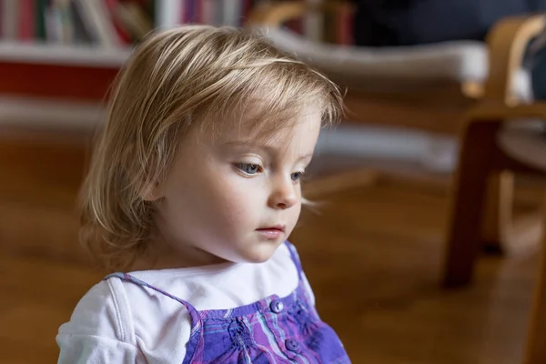 Portret Blondynka kaukaski poważne smutne lub myślenia młody dziecko w domu — Zdjęcie stockowe