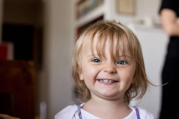 Uśmiechnięta Blondynka kaukaski szczęśliwy młody noworodek portret w domu — Zdjęcie stockowe