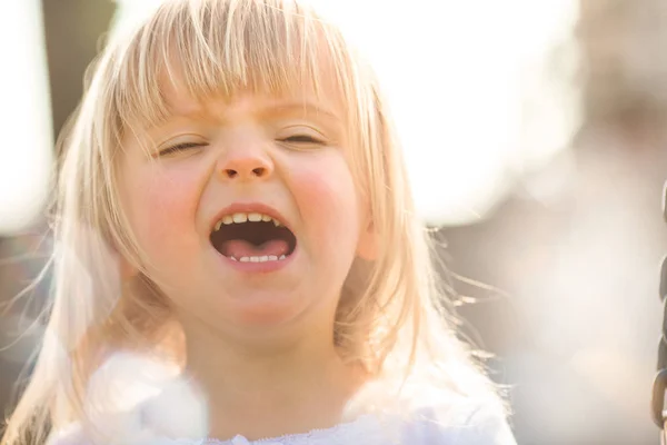 Gelukkig lachend jonge baby Kaukasische blond echte mensen meisje nauwe buiten grijnzende portret — Stockfoto