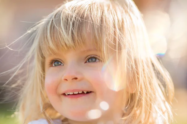 Szczęśliwy uśmiechający się młode dziecko kaukaski Blondynka prawdziwi ludzie dziewczyna blisko plenerowej — Zdjęcie stockowe
