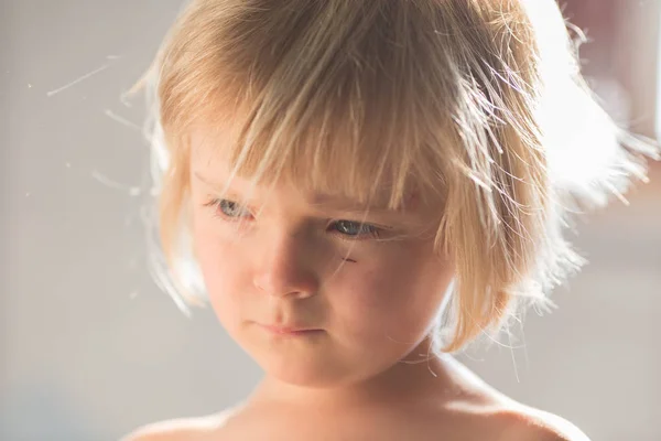 Szczery poważne myślenie lub smutne młode dziecko kaukaski blondynka z mały portret porysować w domu — Zdjęcie stockowe