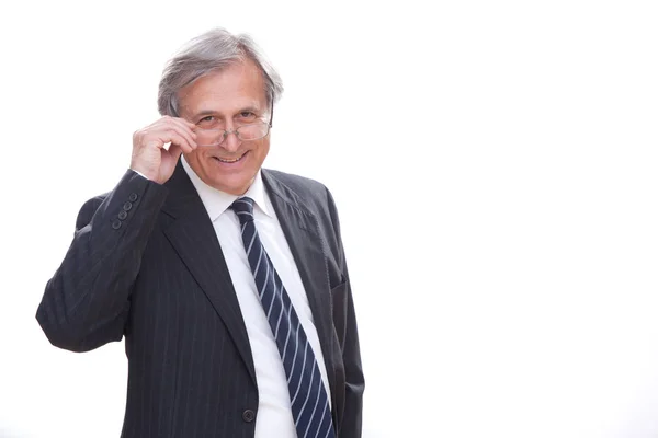 Elegante uomo d'affari anziano sorridente isolato su bianco con occhiali — Foto Stock