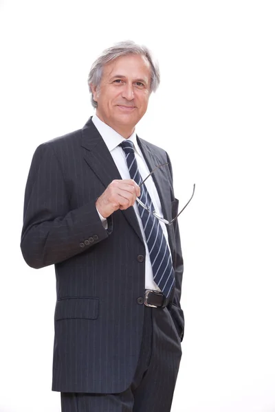 Elegante uomo d'affari anziano sorridente isolato su bianco con occhiali — Foto Stock