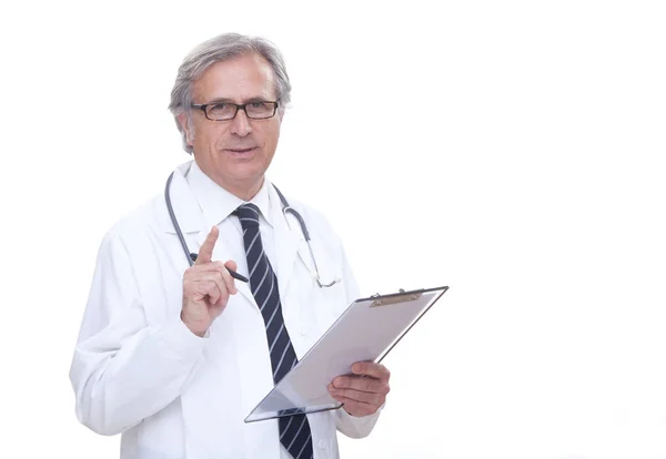 Felice medico anziano con stetoscopio isolato su bianco — Foto Stock