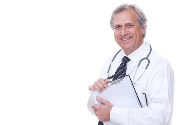 Médico sênior feliz com estetoscópio isolado em branco — Fotografia de Stock