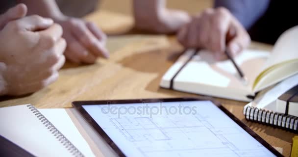 Kreative Geschäftsteams treffen sich im Büro einer Agentur. Details über Hände, die an der Projektidee für ein Design-Tablet arbeiten. 4k Indoor-Technologie-Video — Stockvideo