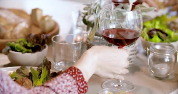 Mujer manos bebiendo vino y comiendo — Vídeo de stock