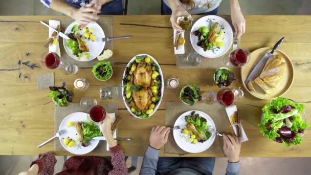 Amigos almoçando, bebendo juntos — Vídeo de Stock