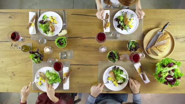 Amigos comiendo, bebiendo juntos — Vídeos de Stock