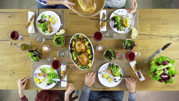 Amigos comiendo, bebiendo juntos — Vídeo de stock