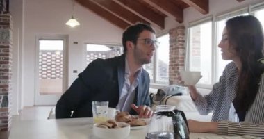 Kahvaltı yaparken söz aşık Çift