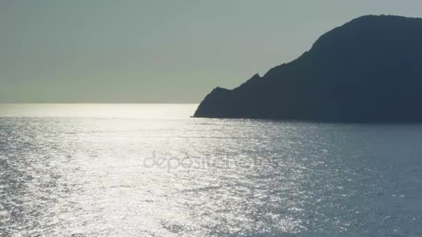 Mar Mediterráneo en la playa rocosa de la orilla — Vídeo de stock