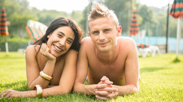 Couple in love at swimming pool — Stock Photo, Image